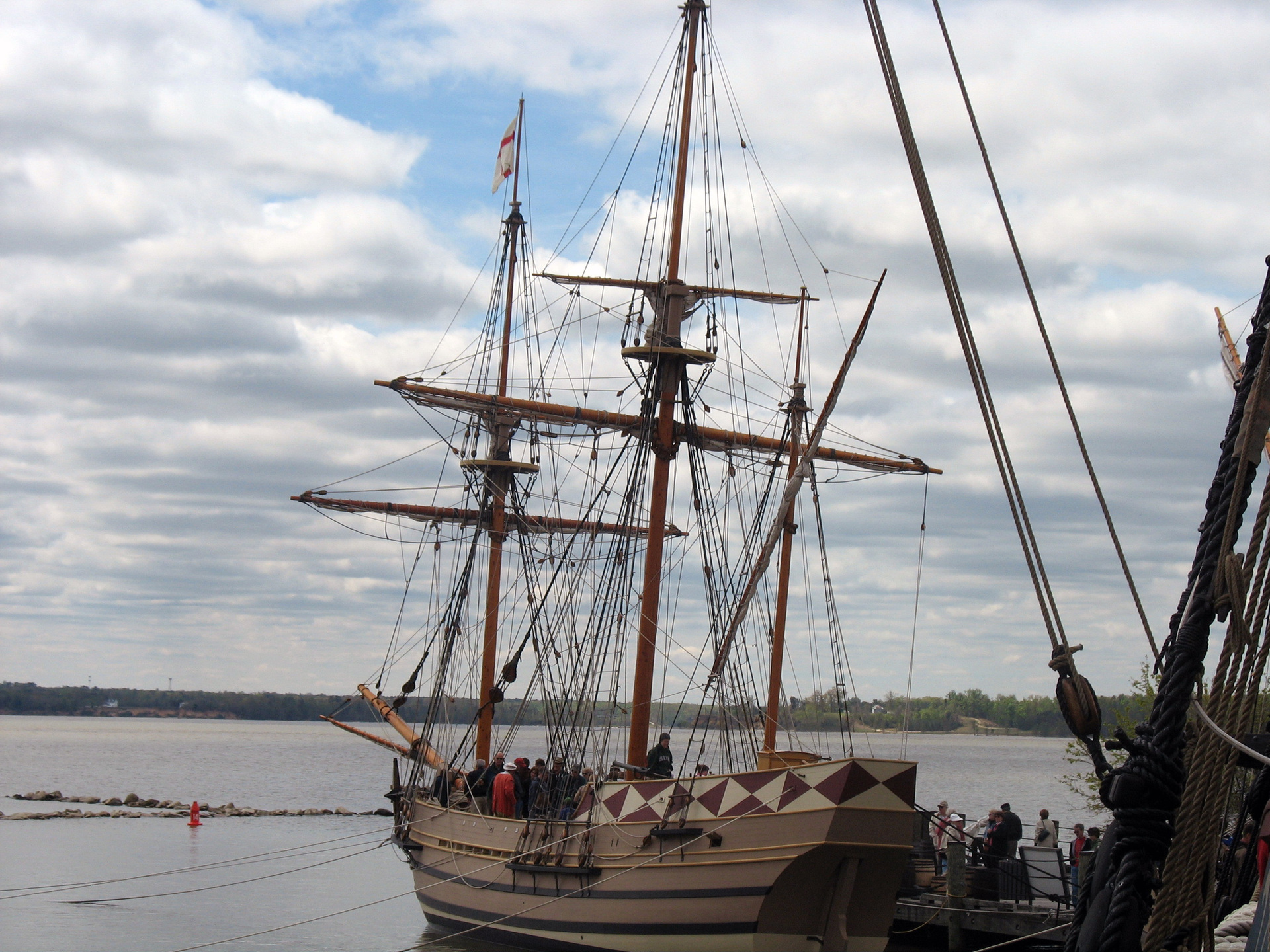 Bmrbarre 2592×1944×8 (1230063 bytes) A picture of the ''[[Godspeed]]'', which is in port at [[Jamestown Settlement]].
